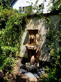 9. romantischer Wandbrunnen mit LöwenKopf-Auslauf  » Click to zoom ->